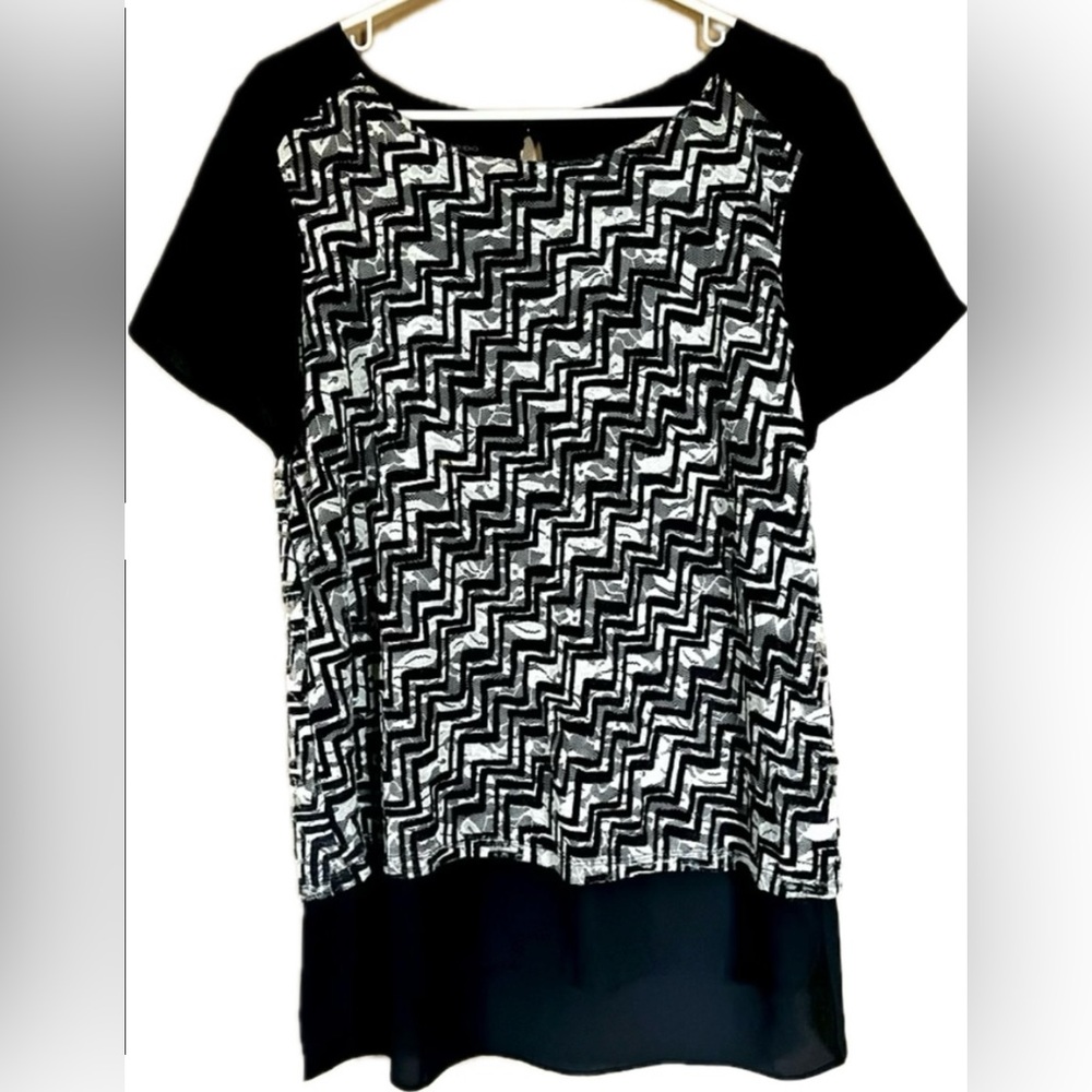 AB Studio black & white short sleeve blouse. Excellent condition! Size Large